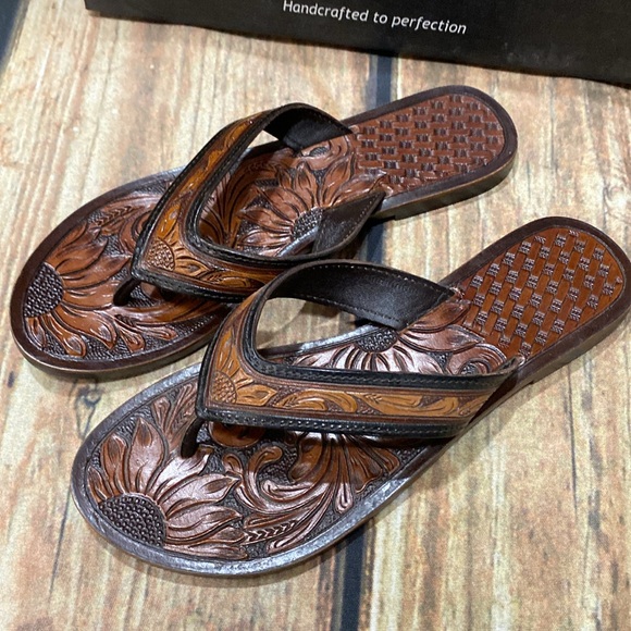 American Darling
Tooled Leather flip flops - Picture 5 of 7